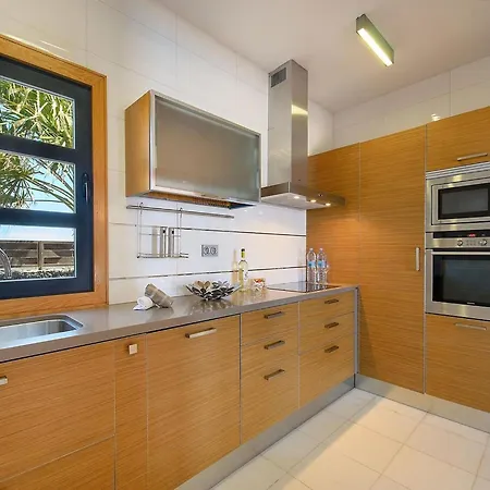 Beautiful In With Pool Holiday home *