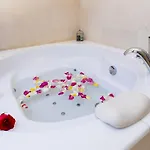 Beautiful In With Pool Holiday home *