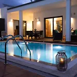 Beautiful In With Pool Holiday home *